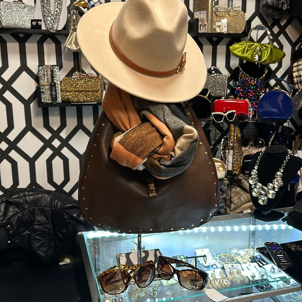 A detail brown Shoulder bag with gold accents